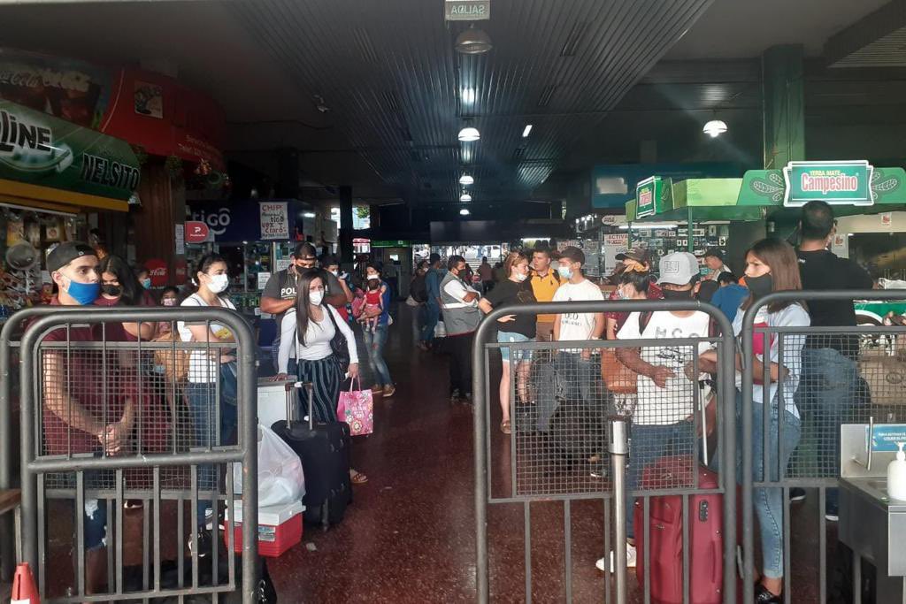 Intenso movimiento de pasajeros en la Terminal de Ómnibus de Asunción