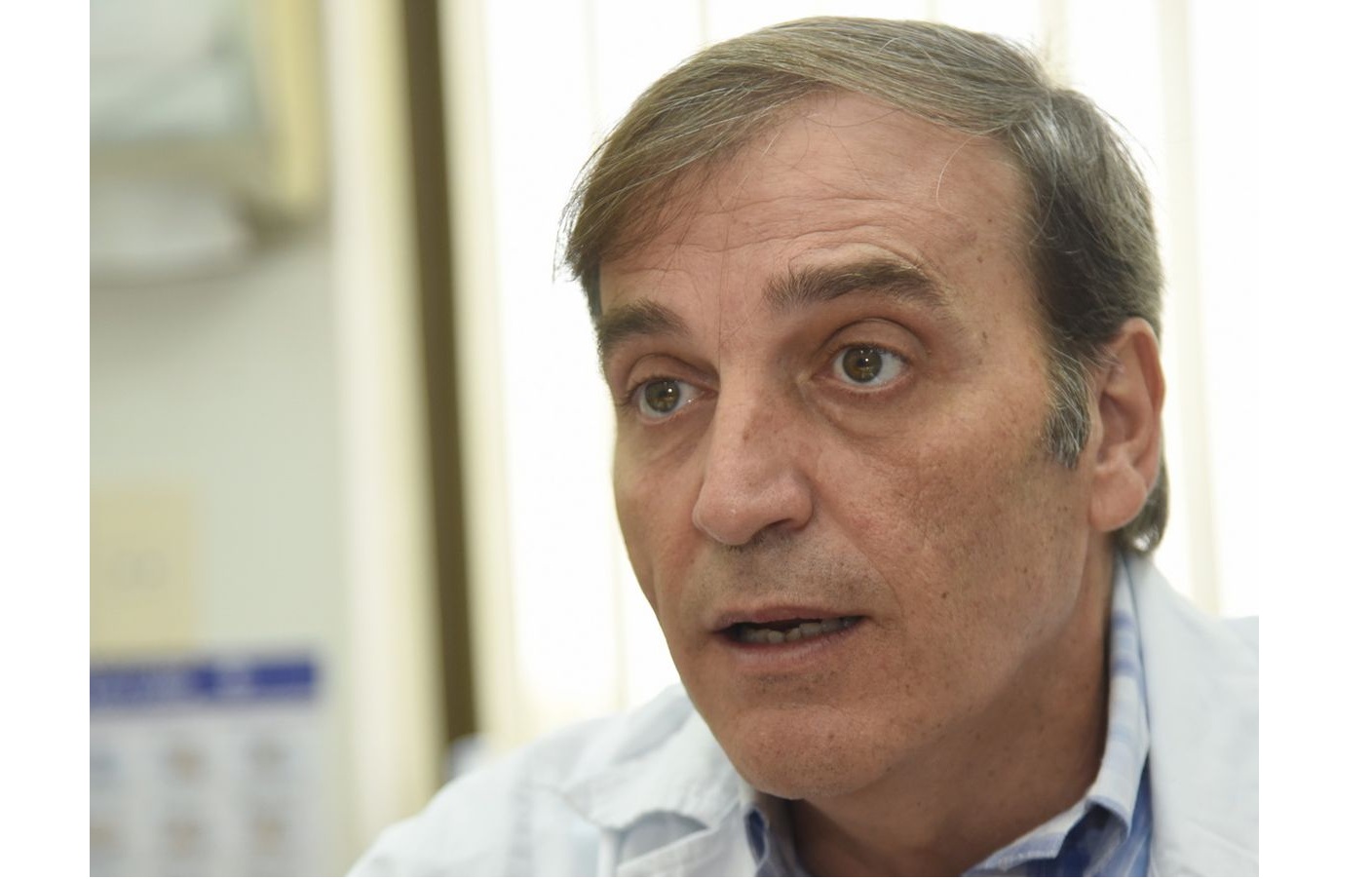 Infectólogo insta a vacunación y advierte sobre muertes “con COVID” por Ómicron