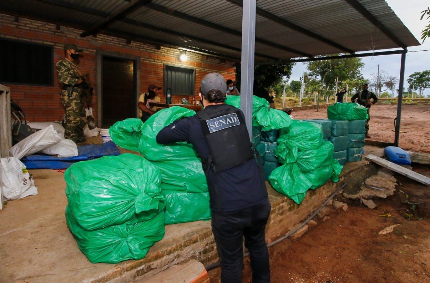 Incautación de casi 1.000 kilos de cocaína en allanamientos simultáneos: Hay dos detenidos