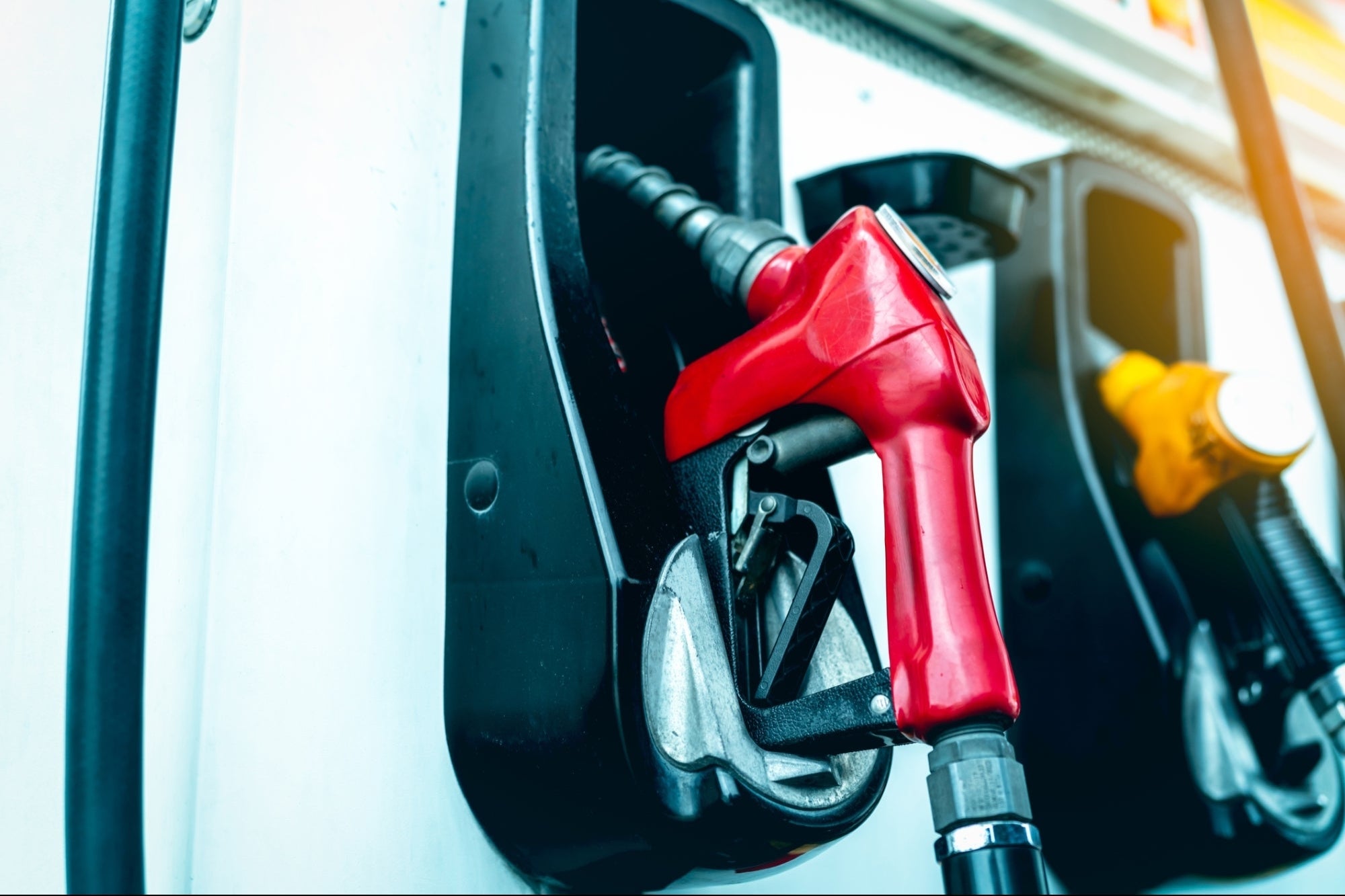 Operadores de estaciones de servicios anuncian probable suba de precios de combustibles