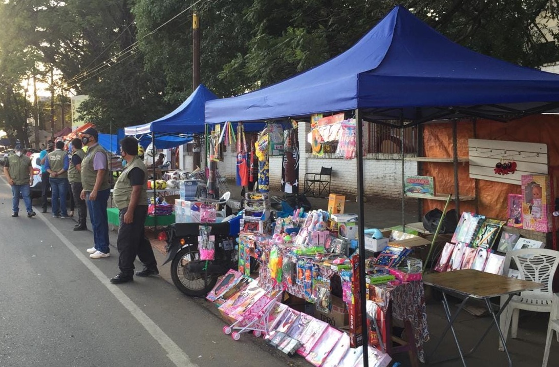 Reyes Magos ofrecen regalos sobre la avenida Eusebio Ayala