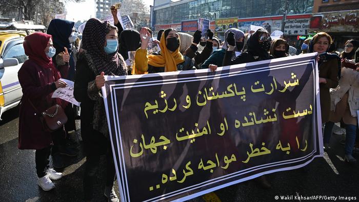 Decenas de mujeres protestan en Kabul contra los talibanes