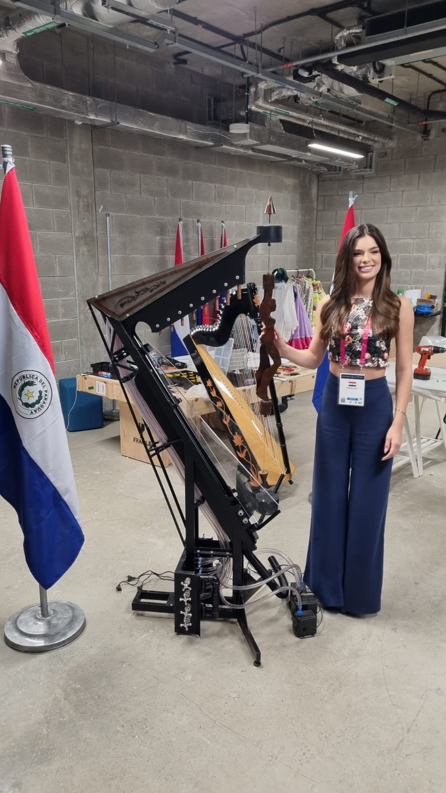Nadia Ferreira colabora con el armado del arpa de agua en la Expo Dubái 2020