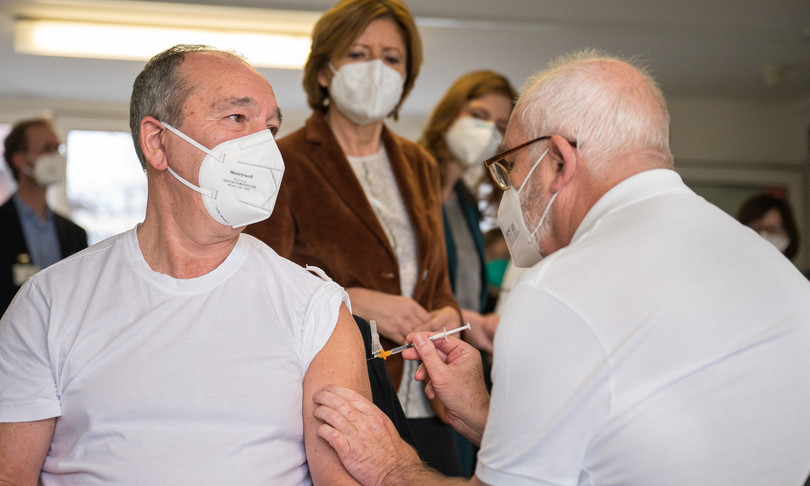 Italia obliga a vacunarse contra el COVID a mayores de 50 años