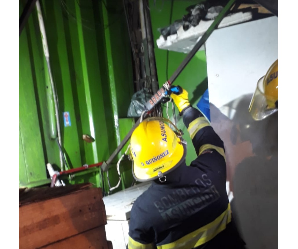 Nuevo susto en Mercado 4: Incendio en precaria casilla