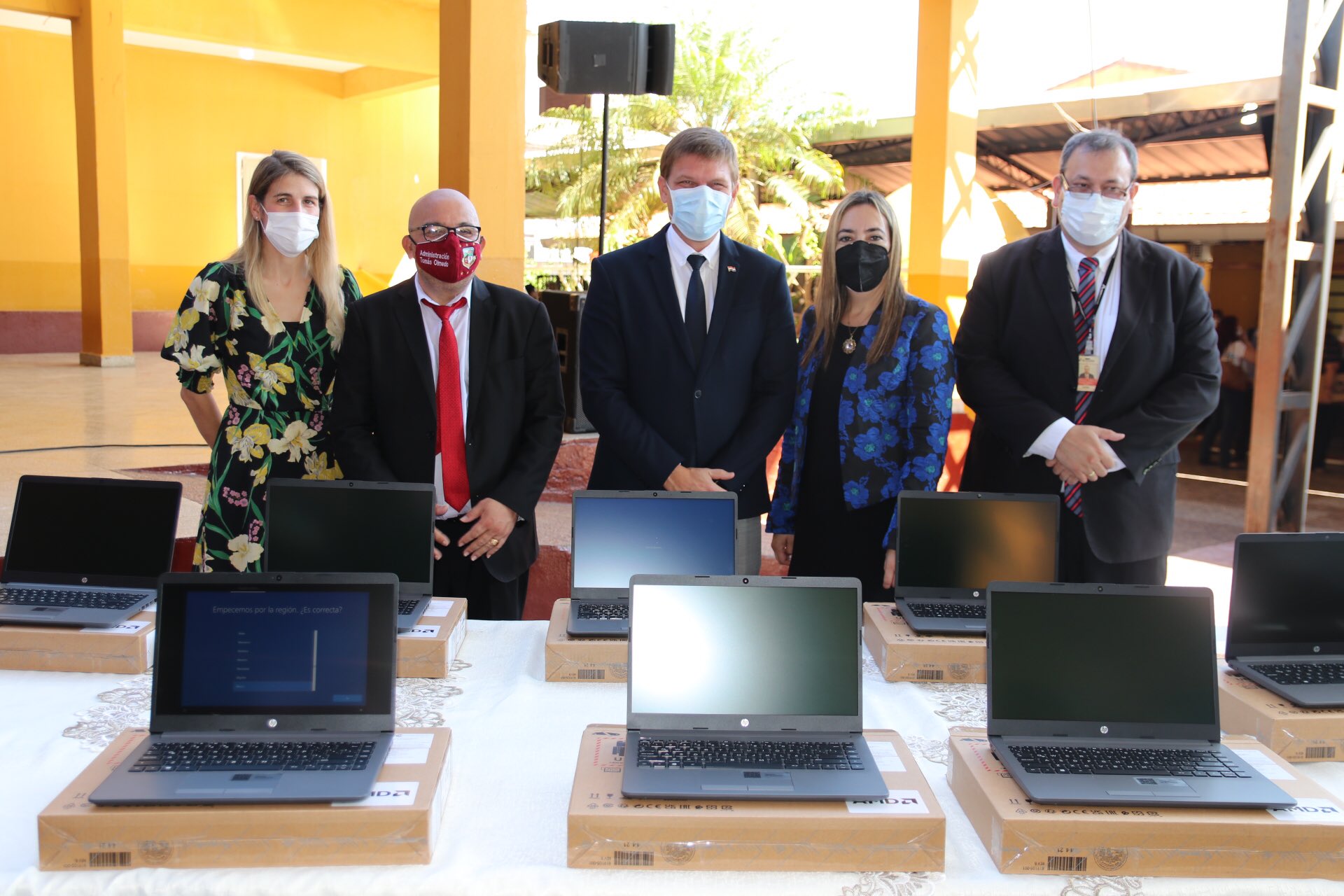 Ministro Brunetti entrega equipos informáticos a escuelas plurigrados