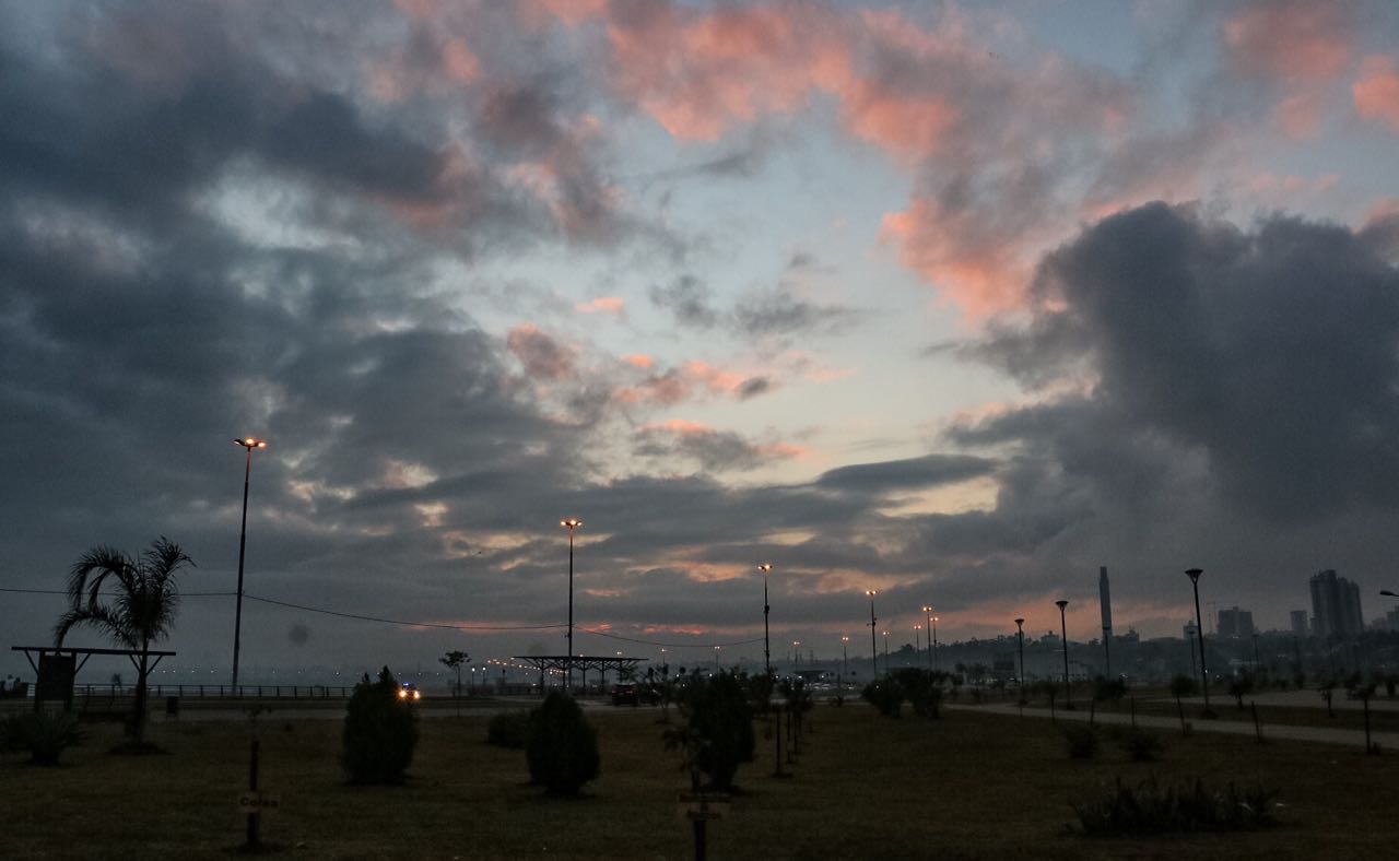 Anuncian lunes caluroso y con lluvias
