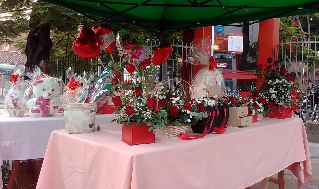 Flores, peluches y globos copan oferta en Día de los Enamorados