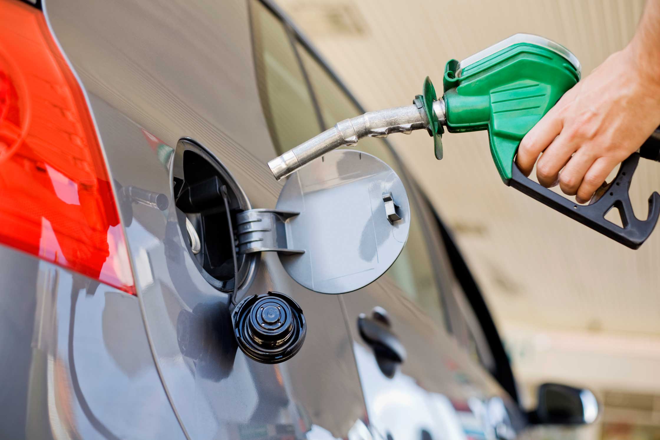 Desde mañana sábado varios emblemas subirían precios de combustibles, según distribuidoras