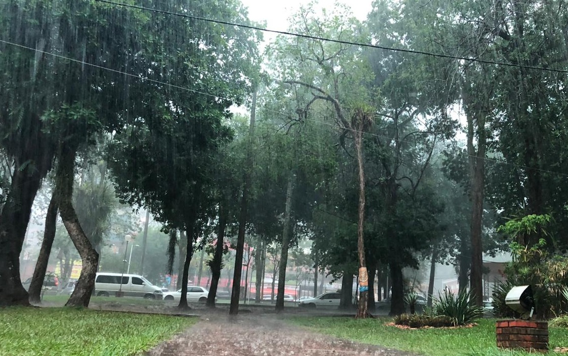 Meteorología pronostica viernes caluroso y con lluvias