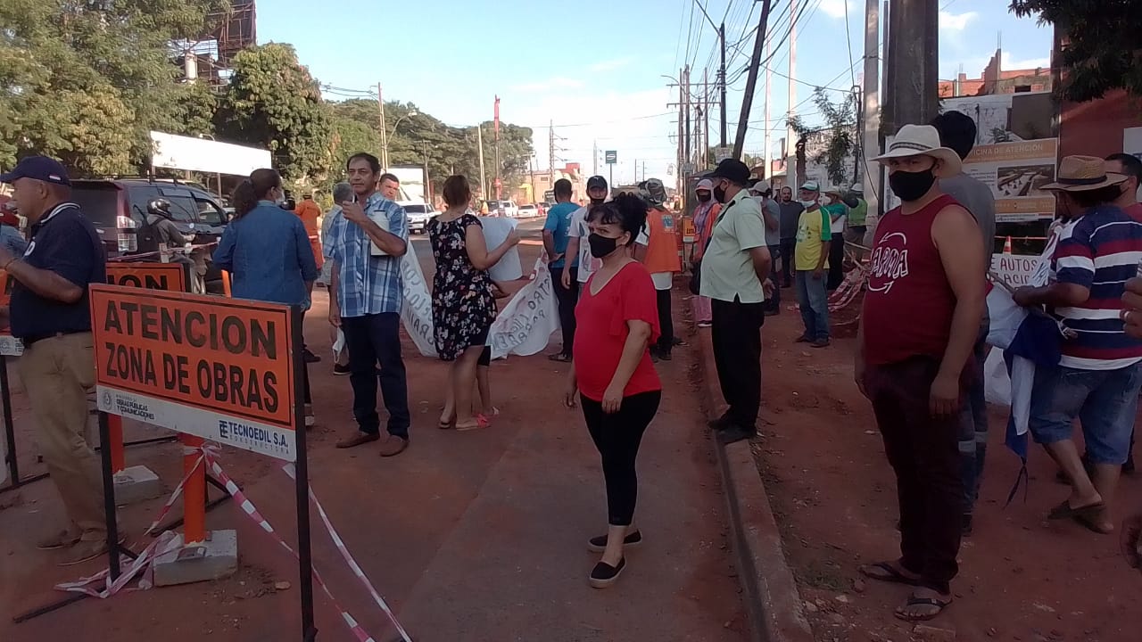 Comerciantes y vecinos de obras de túnel de Tres Bocas se movilizan en reclamo de subsidio y velocidad en labores