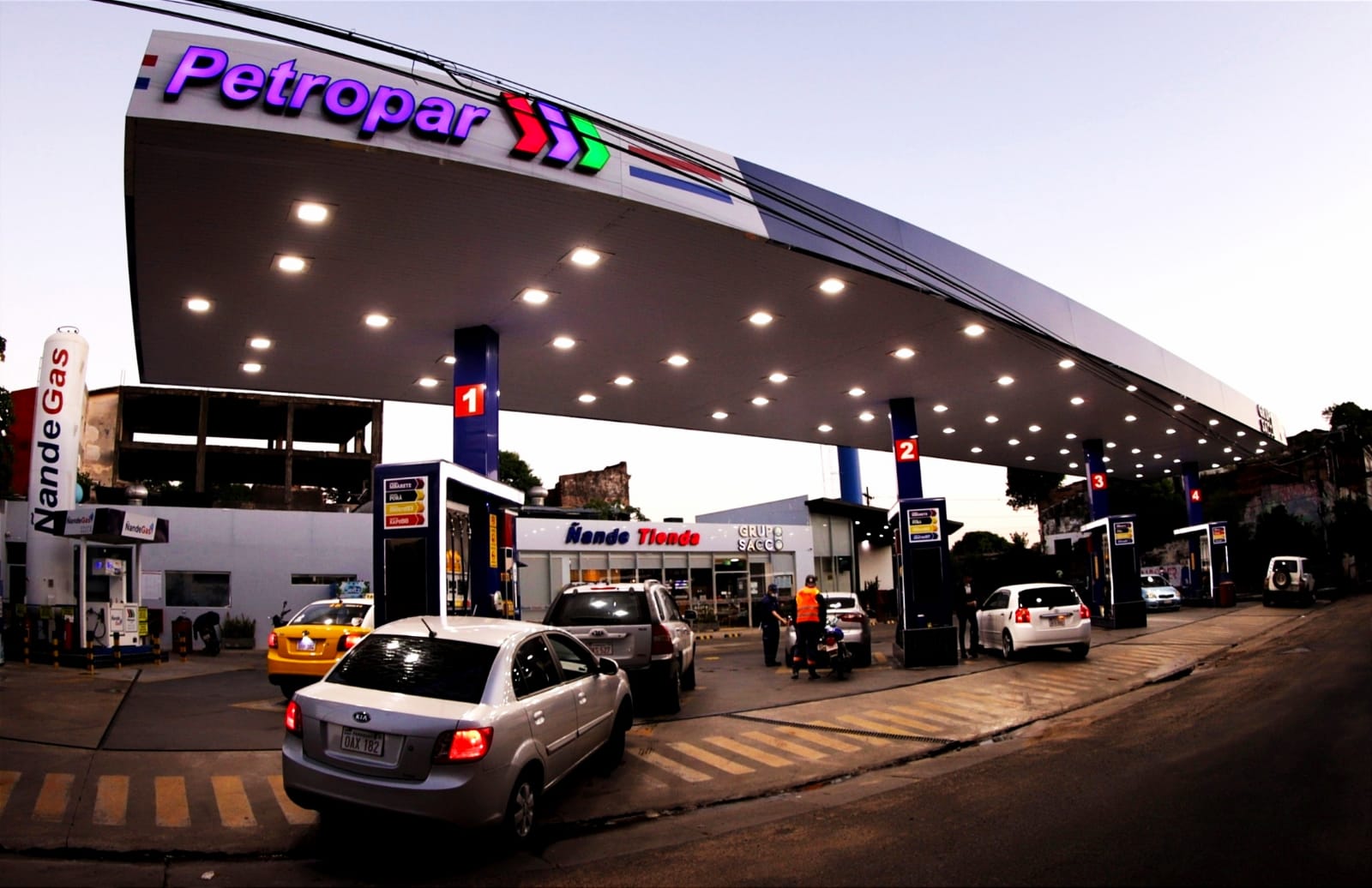 Petropar anuncia reabastecimiento de combustibles en sus estaciones y rebaja de nafta 88 octanos
