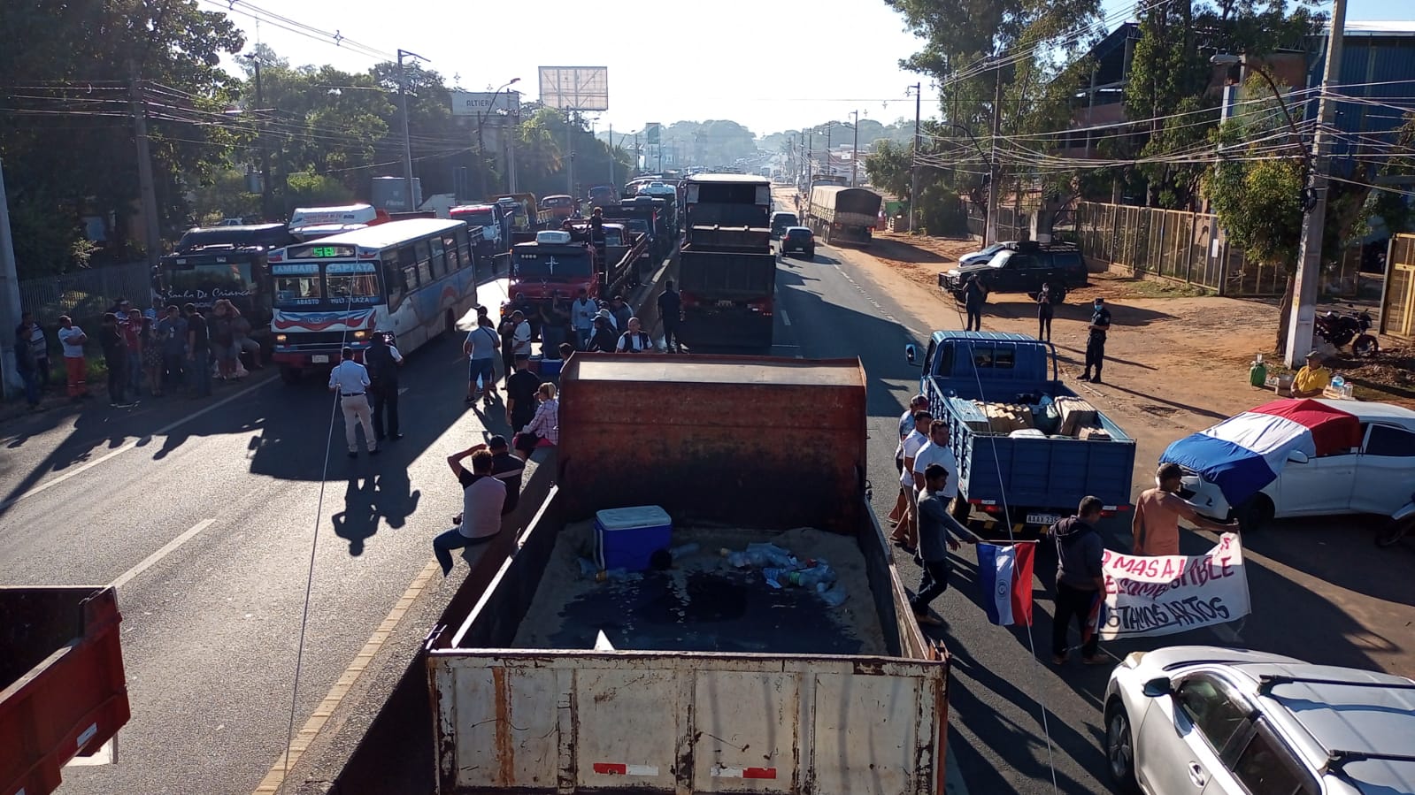 Paro de camioneros en todo el país: Protestas seguirán hasta que bajen precios de combustibles, afirman