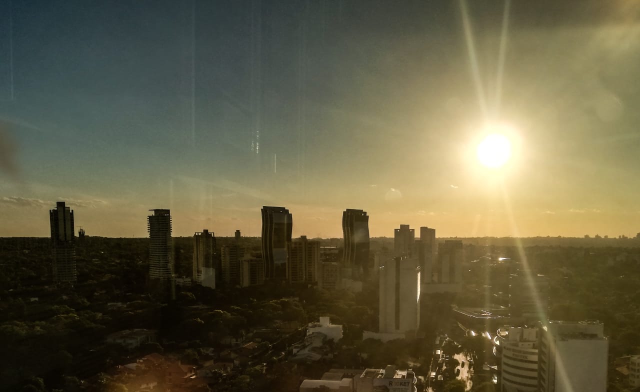 Anuncian lunes fresco a cálido y soleado