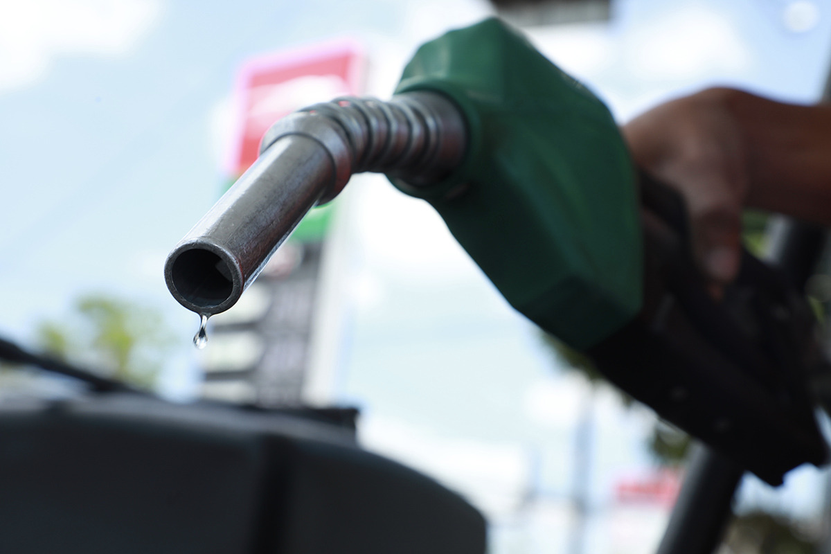 SET dice que es inaplicable eliminación de impuesto para bajar precios de combustibles