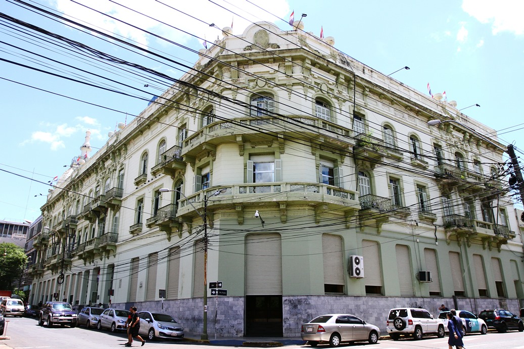 Funcionarios de Hacienda piden aumento salarial
