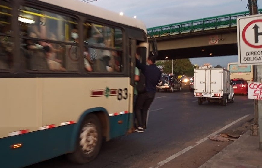 Reguladas: Miles de usuarios esperan buses por horas y viajan “colgados”