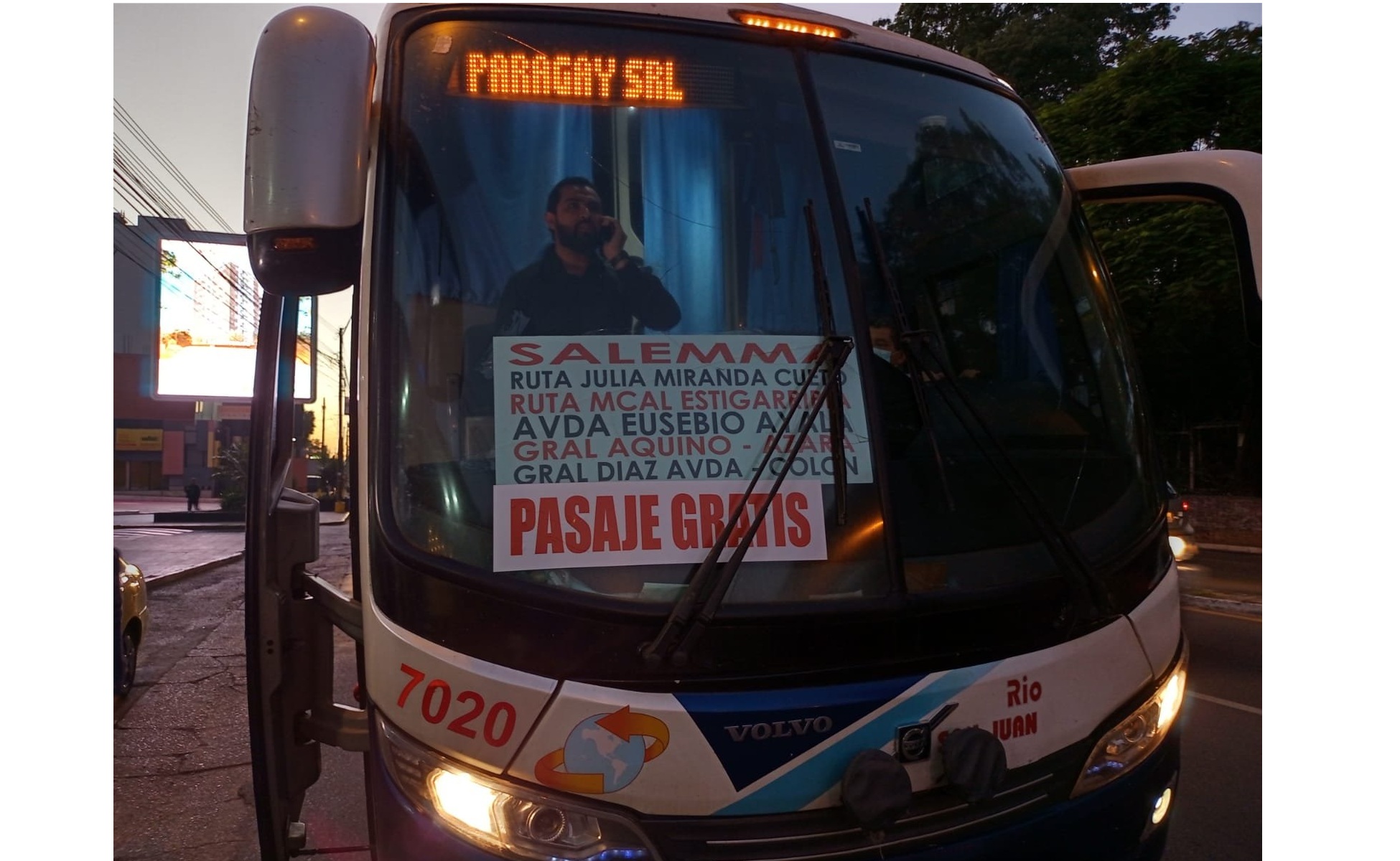 Ya circulan buses gratuitos para paliar reguladas