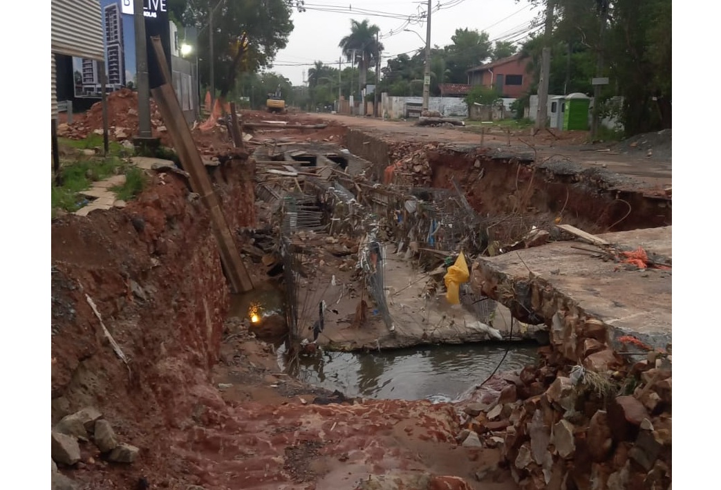 Avenida Molas López quedó como “zona de guerra” tras lluvias