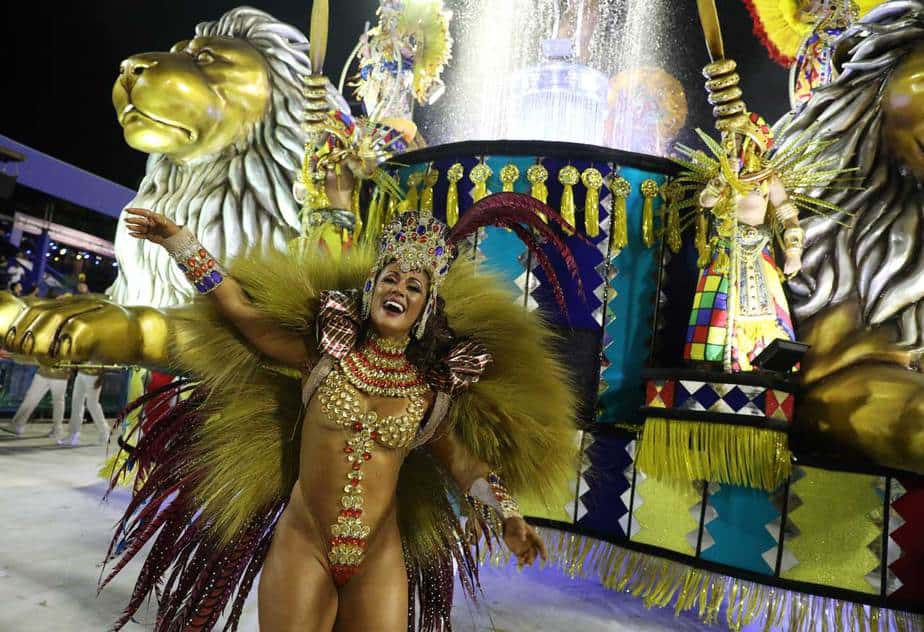 Regresan las carrozas a carnaval de Río, pero no las fiestas