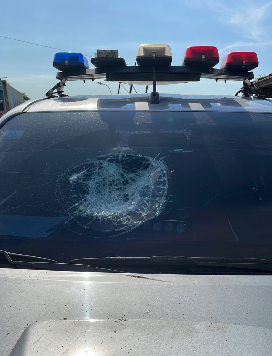 Atacan a pedradas móvil de la Armada Paraguaya durante operativo anticontrabando