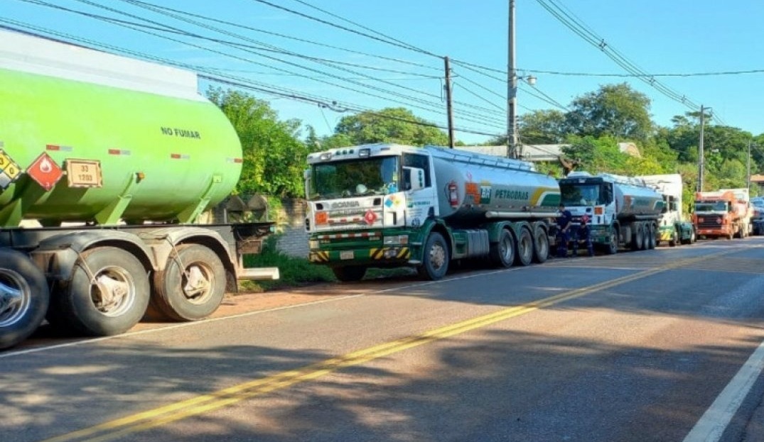 Camiones de emblemas privados se instalan alrededor de sede de PETROPAR