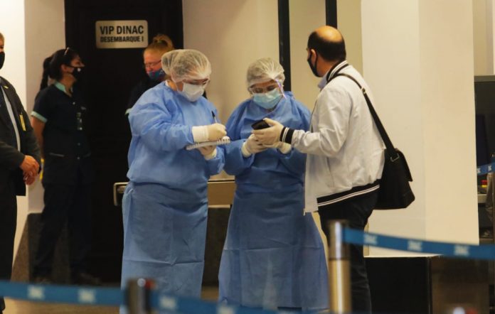 Extranjeros no residentes podrán presentar carnet de vacunación o test negativo para ingreso al país