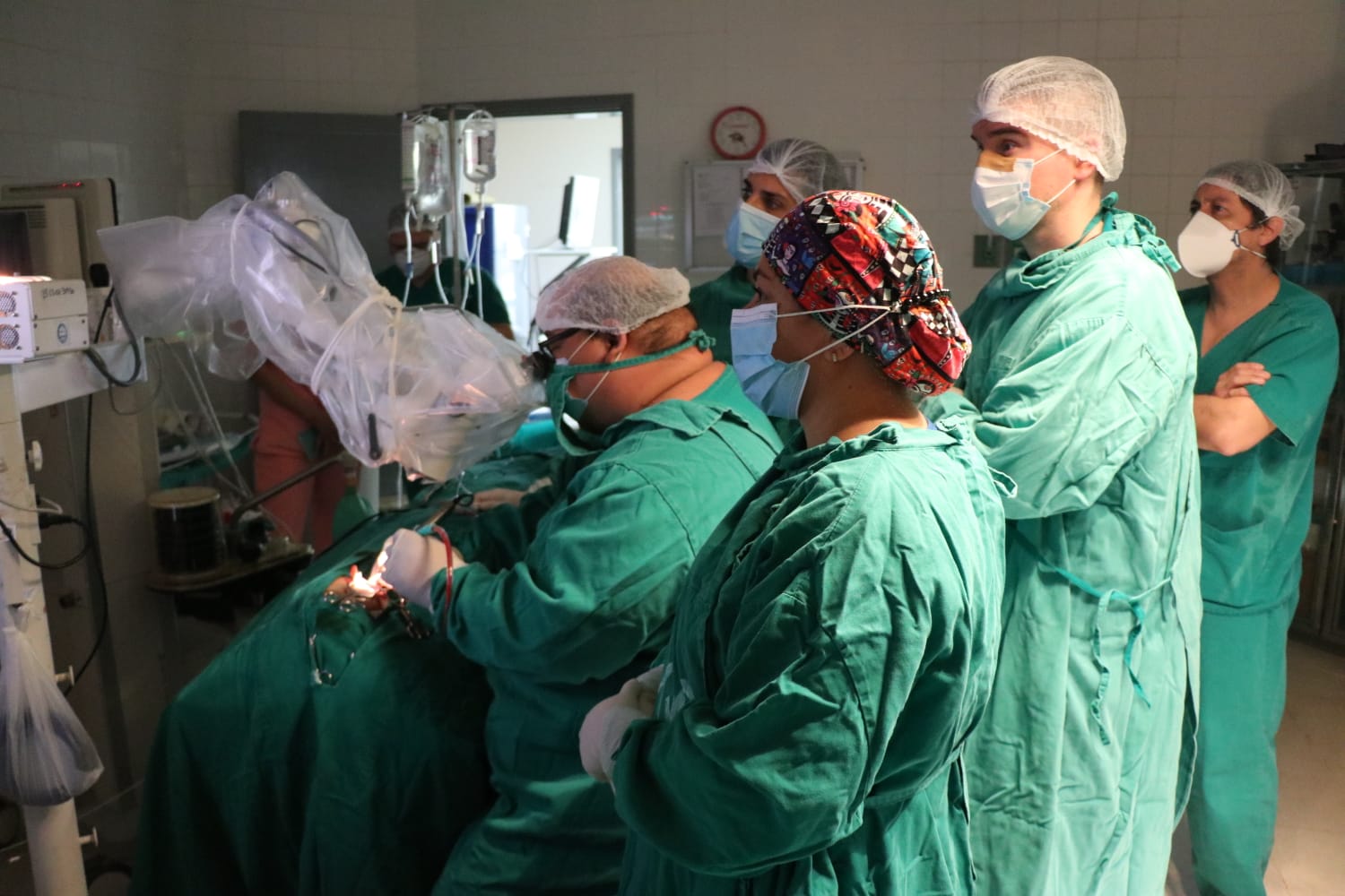 Otorrinolaringólogos de Clínicas realizan exitoso implante coclear y benefician a un niño de 5 años