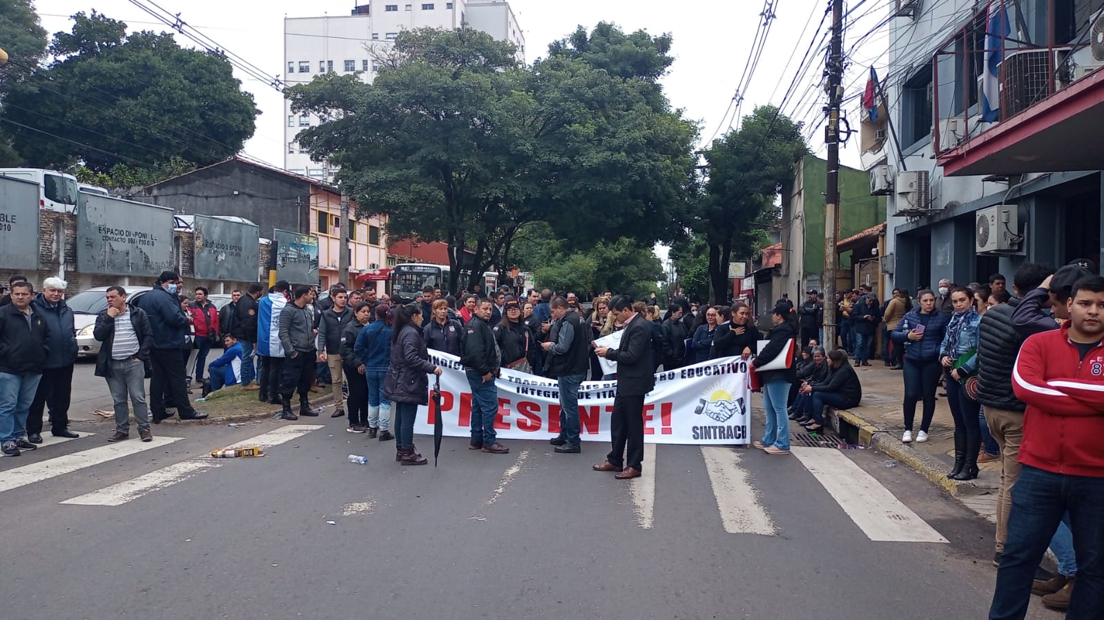 Agentes penitenciarios se manifiestan exigiendo cobertura total de bonificación familiar