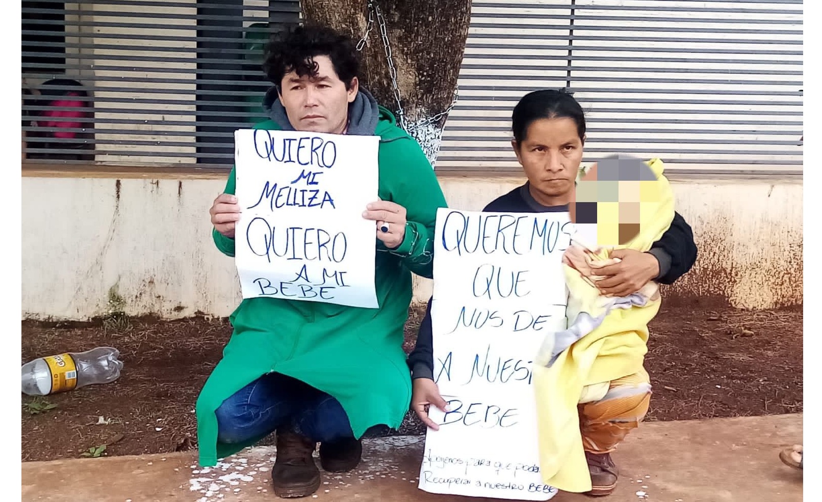 Padres se encadenan frente a hospital exigiendo la “devolución” de uno de sus mellizos