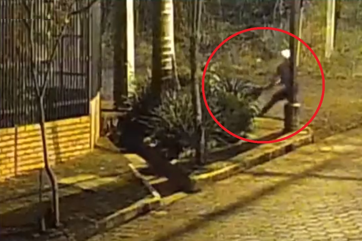 Mujer es arrastrada y golpeada salvajemente por su pareja en plena calle