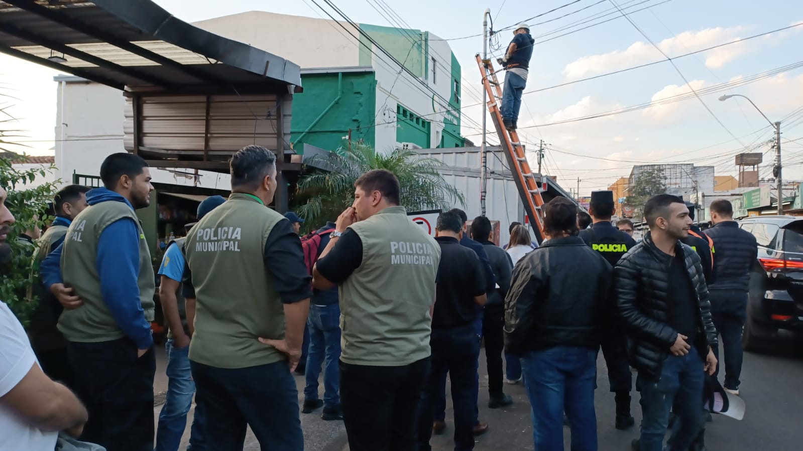 Mercado 4: Inician proceso de retiro de contenedores