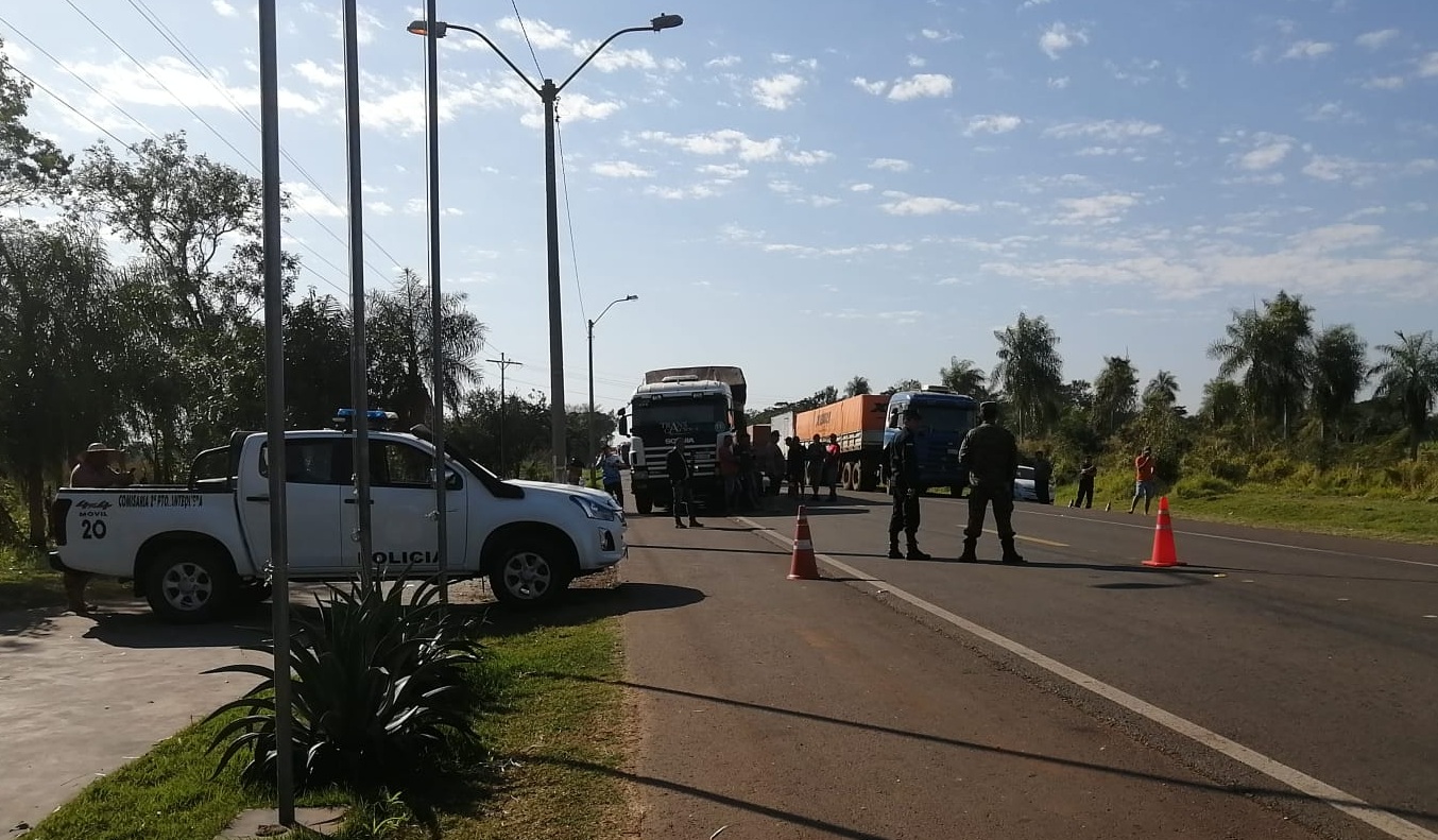 Camioneros bloquean acceso a Puerto Antequera