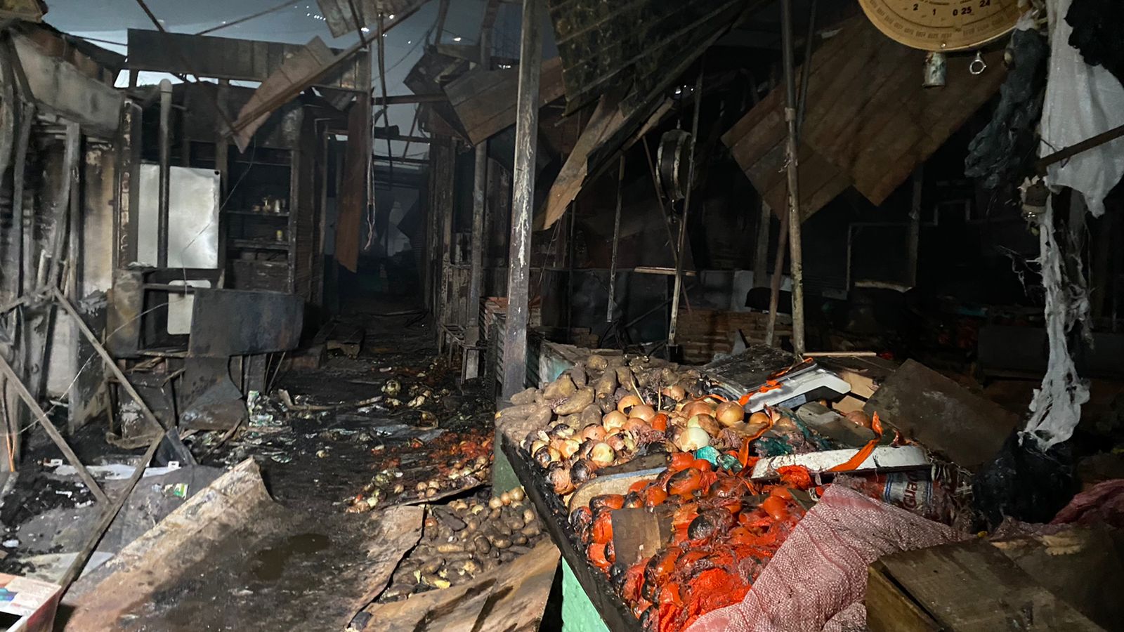 Nuevo incendio en Mercado 4: Director acusa a la ANDE de no haber actuado con tiempo