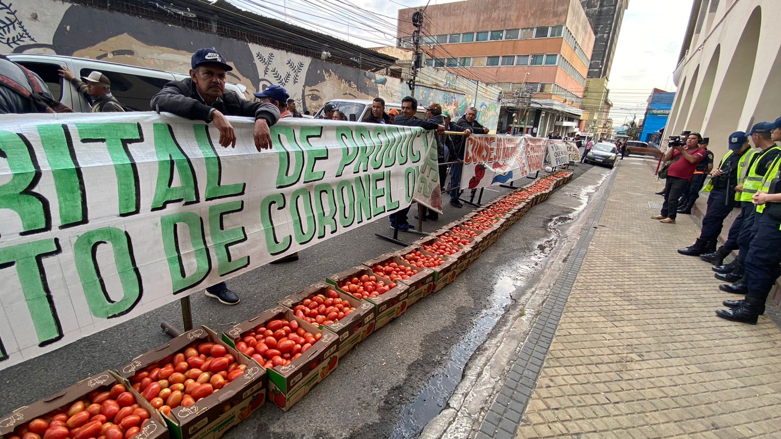 Tomateros se manifiestan contra contrabando, “la enfermedad más grande” de la producción nacional