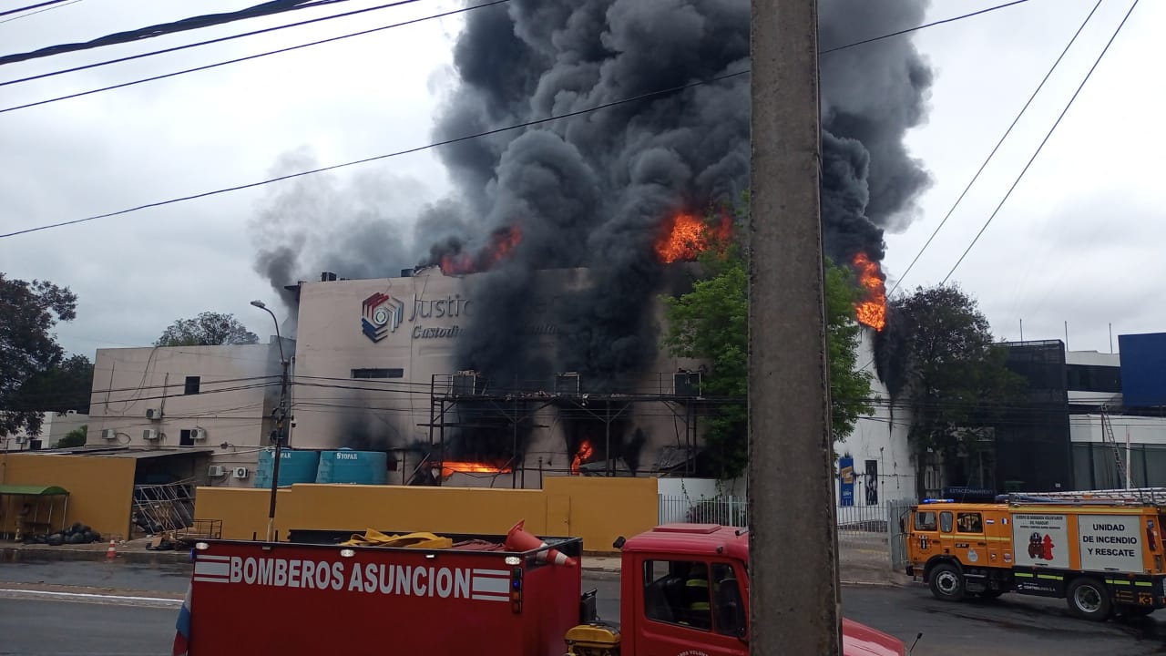 Bomberos declaran emergencia general por incendio en TSJE