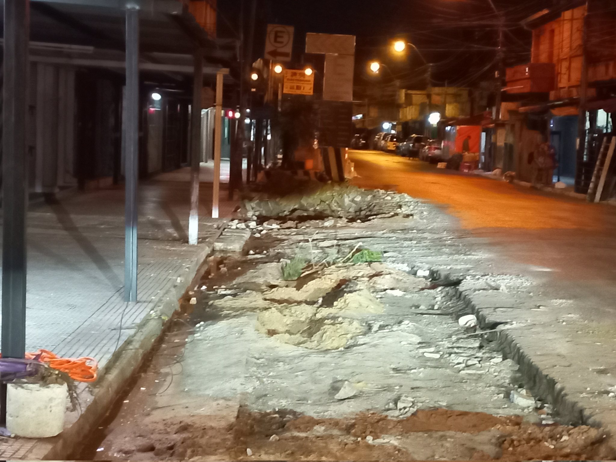 Mercado 4: Tras despeje de contenedores, comienza trabajo de reacondicionamiento de carril sobre Pettirossi