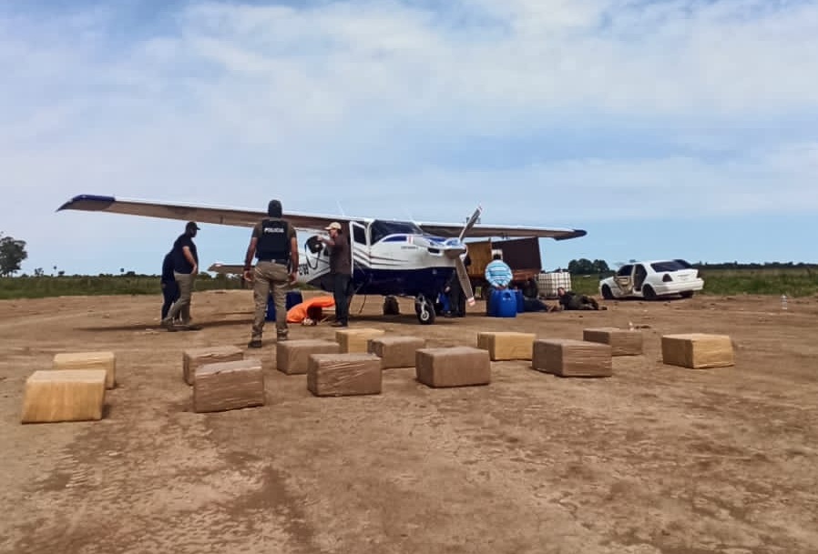 Incautan narcoavioneta con casi 400 kilos de cocaína: Hay 5 detenidos