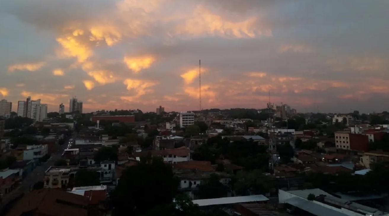 Pronostican lunes cálido y con lluvias dispersas