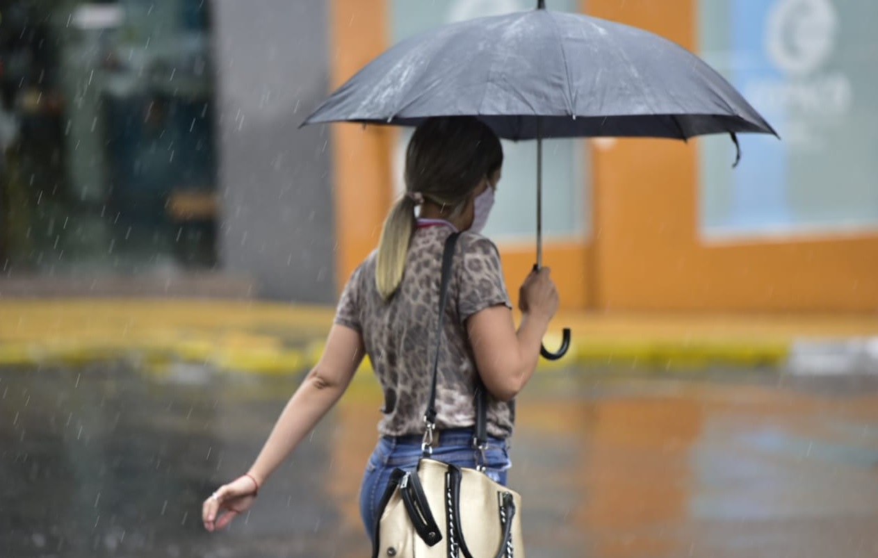 Pronostican lunes cálido y con lluvias