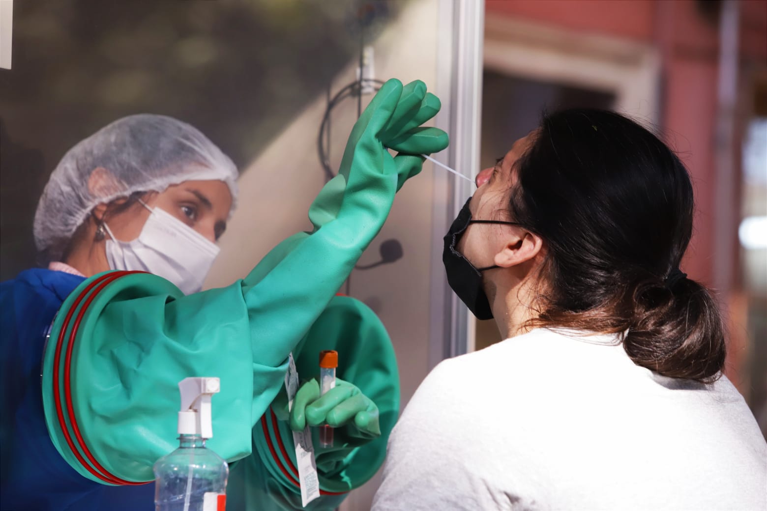 Salud prevé nueva ola de COVID para fiestas de fin de año