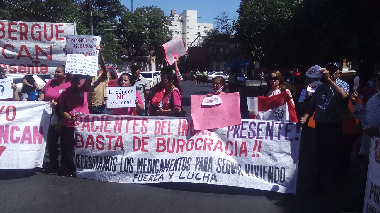 Manifestación de pacientes oncológicos contra recorte de presupuesto para medicamentos