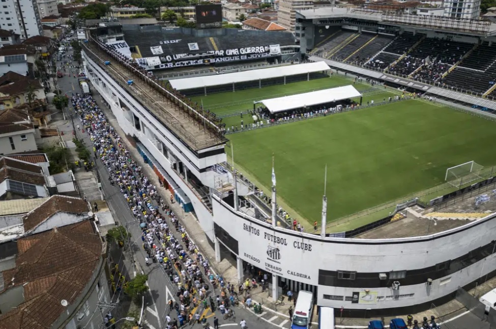 Aficionados despiden a Pelé en estadio del Santos