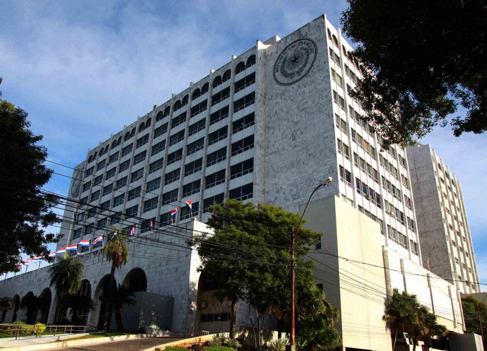 DNCP investiga supuesta “conexión” entre dos ministros de Corte y empresa aseguradora