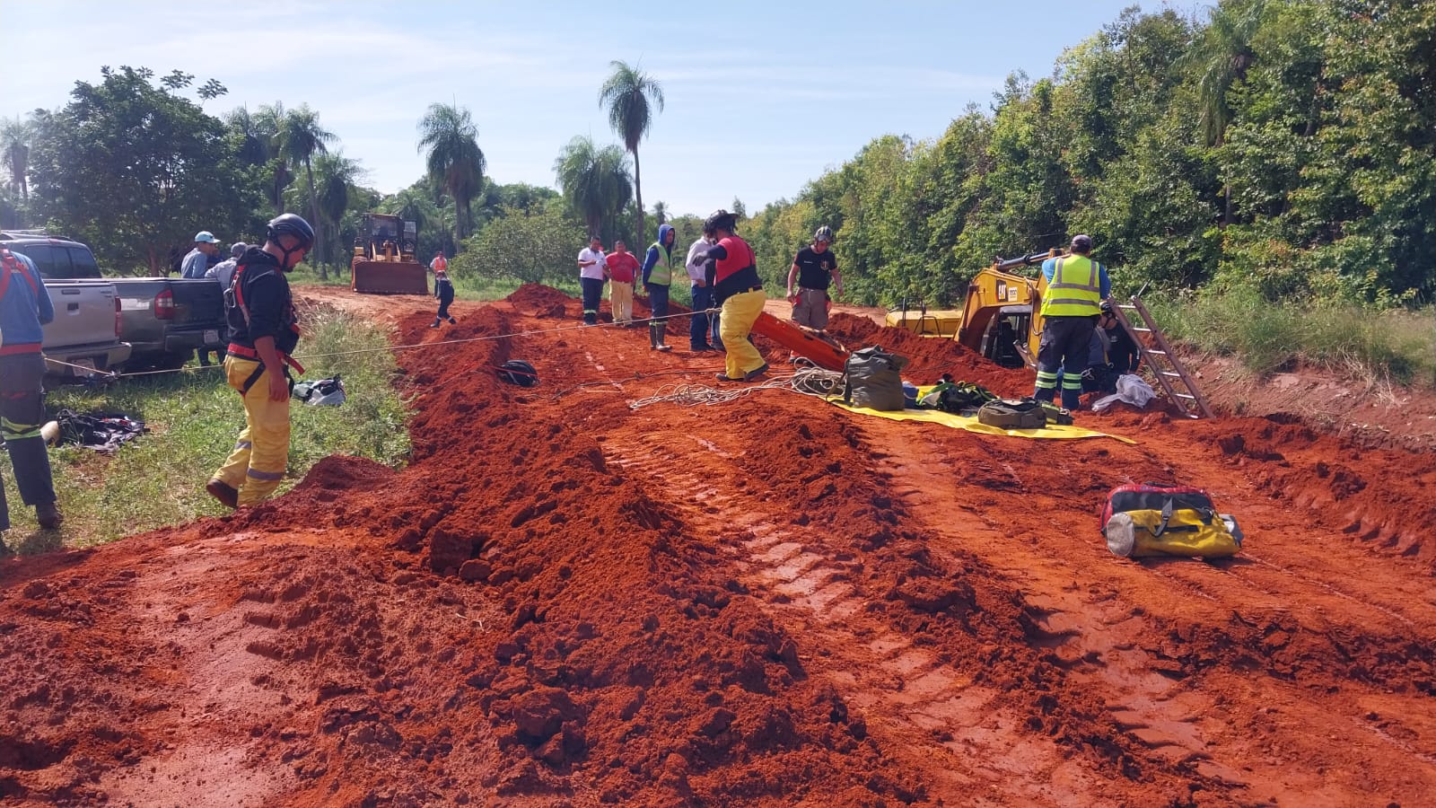 Reportan tres personas atrapadas tras derrumbe de una obra en Luque