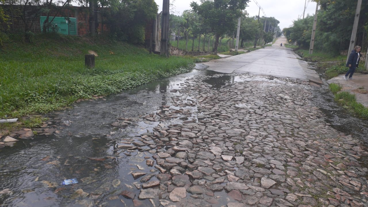 Mariano Roque Alonso, minada de baches y aguas residuales