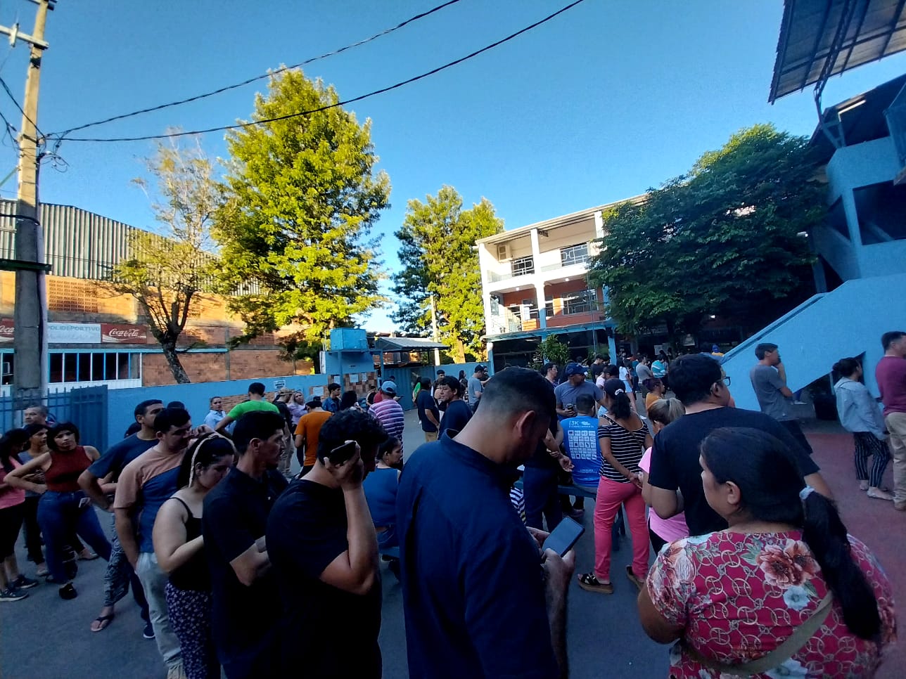 Continúa la votación tras cierre de colegios electorales