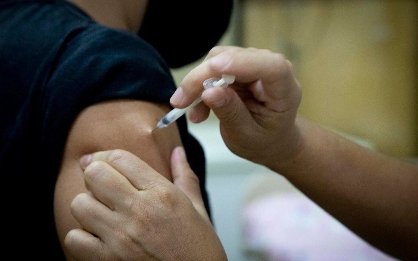 Salud insta a la vacunación ante aumento de cuadros de COVID-19 e influenza