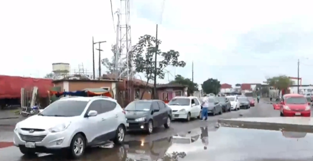 Larga fila de vehículos en Puerto Falcón