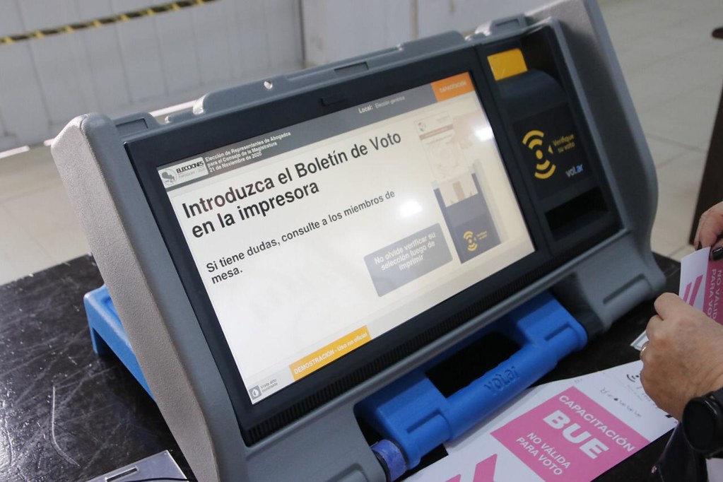 Cualquiera que acceda al código fuente “puede modificar todo lo que está guardado en el boletín de voto”, según ingeniera